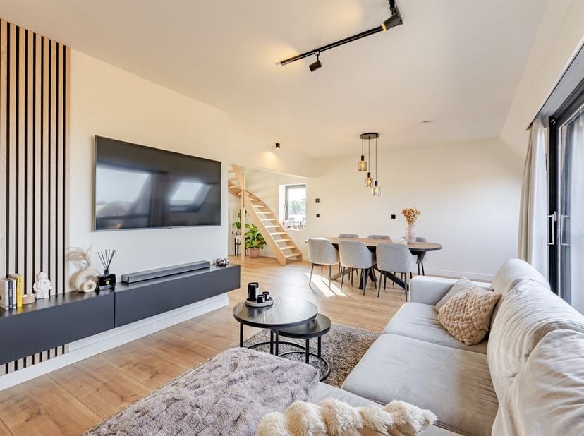 Topper! Instapklaar duplexappartement met garagebox!<br />
Dit appartement is rustig gelegen en toch vlot bereikbaar, en vlakbij handel en scholen!<br
