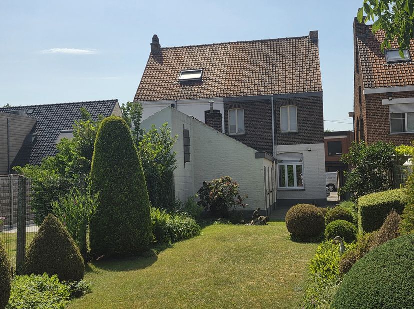 Wat een super sympathieke woning!!!!! Bij het binnenkomen voelt u onmiddellijk de gezellige sfeer door de authentieke vloeren en balken. Bestaande uit
