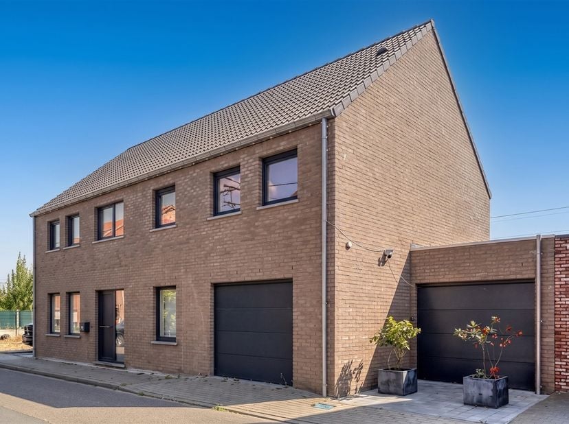OPEN HUIS ZATERDAG 22 AUGUSTUS. Deze ruime en energiezuinige woning met zwembad is vrij te bezoeken op zaterdag 22 augustus tussen 15u30 en 17u00. U b