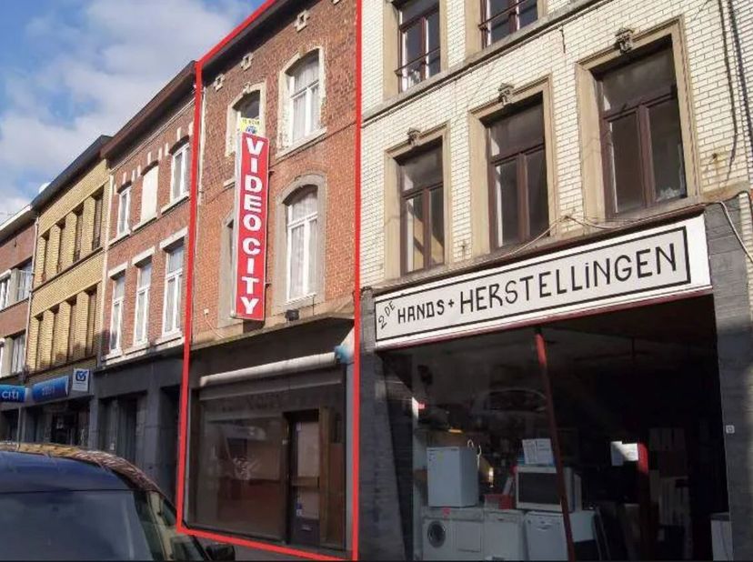Zeer gunstig gelegen handelspand, op wandelafstand van Grote Markt, met een handelsruimte van 185 m² en tuin op het gelijkvloers. Op het 1e verdiep vi