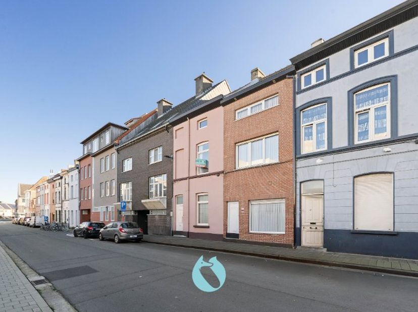 Deze woning is uitstekend gelegen in een rustige straat aan de Muide, vlakbij het gezellige Makelaarspark.<br />
Op wandelafstand vindt u een bus- en