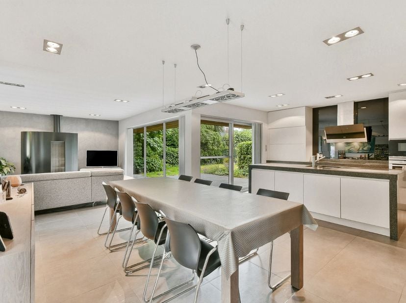 Op een rustige locatie in Koekelare bevindt zich deze verzorgde alleenstaande woning, gebouwd in 2006 op een perceel van 453 m². Met een bewoonbare op