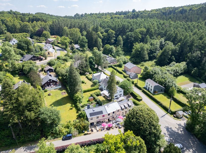 Lagence ERA B-Lux a le plaisir de vous présenter cette auberge au charme authentique, idéalement située à Chiny, au cur de la magnifique vallée de la