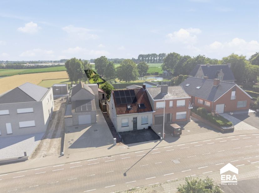 Te koop: instapklare halfopen bebouwing in Hooglede (Gits), rustig gelegen vlakbij de Bruggesteenweg. Deze verzorgde woning combineert charme met hede