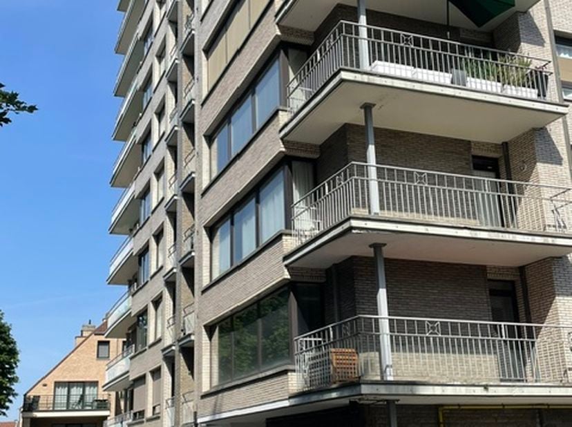 Mooi en ruim appartement op derde verdieping en dit op wandelafstand van Genk centrum (450m). <br />
Gelegen aan de rand van het Lourdeskapelpark op h