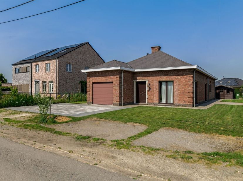 Op een rustige, groene locatie in de Doornijkstraat te Waasmunster bevindt zich deze gerenoveerde open bebouwing, waar comfort, licht en een landelijk