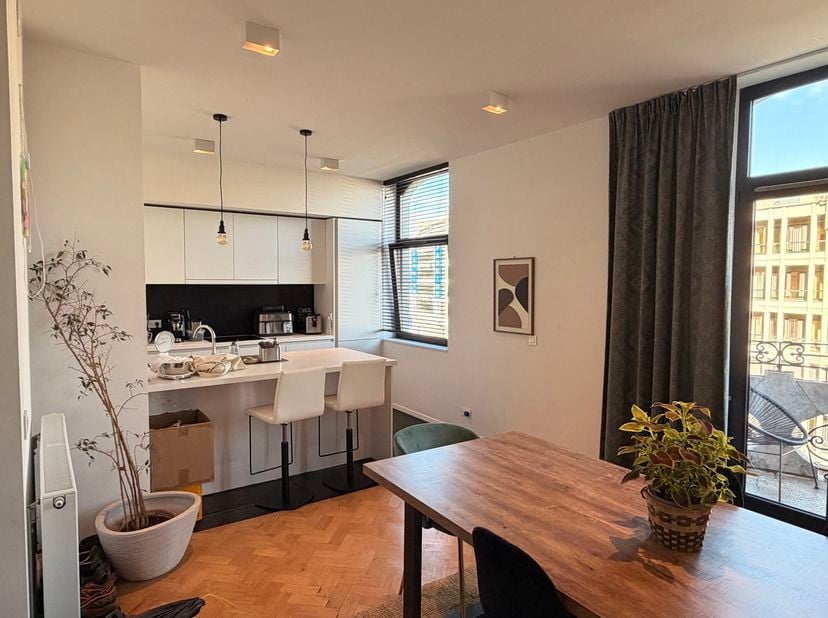 We Invest Liège et Cyril (0499/36.01.12) vous propose ce superbe appartement meublé, en excellent état et idéalement situé à deux pas du centre de Liè