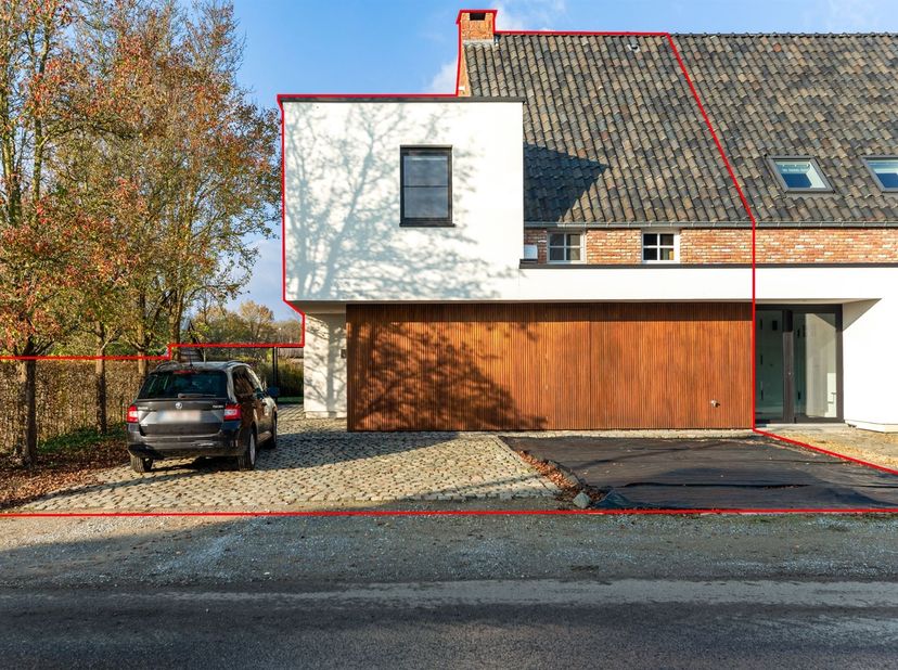 Deze instapklare gezinswoning bevindt zich in de Donkstraat 6A in Herselt, een rustige en groene omgeving met landelijk karakter en een vlotte bereikb