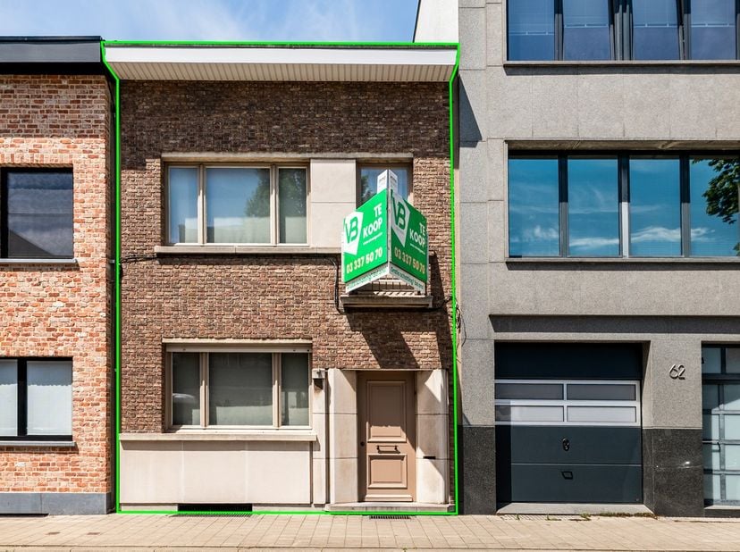 Bent u op zoek naar een woning met tal van renovatiemogelijkheden? Dan is deze woning met drie slaapkamers en een riante tuin iets voor u. Dankzij de