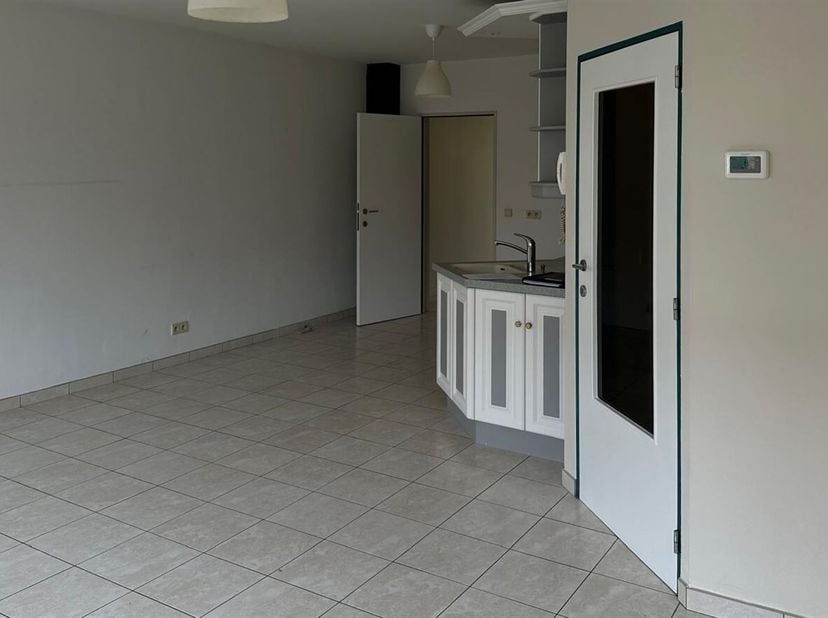 Gelijkvloers appartement met 1 slaapkamer, tuin, garage en autostaanplaats<br />
Ligging: <br />
Dit verzorgd gelijkvloers appartement is rustig geleg