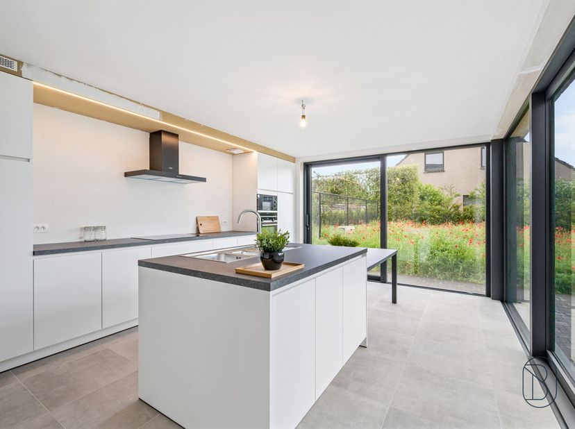Kwalitatieve moderne afgewerkte ruime nieuwbouwwoning (type HOB) met 3 SLK! <br />
Topgelegen: in een rustige, doodlopende straat doch dichtbij winke