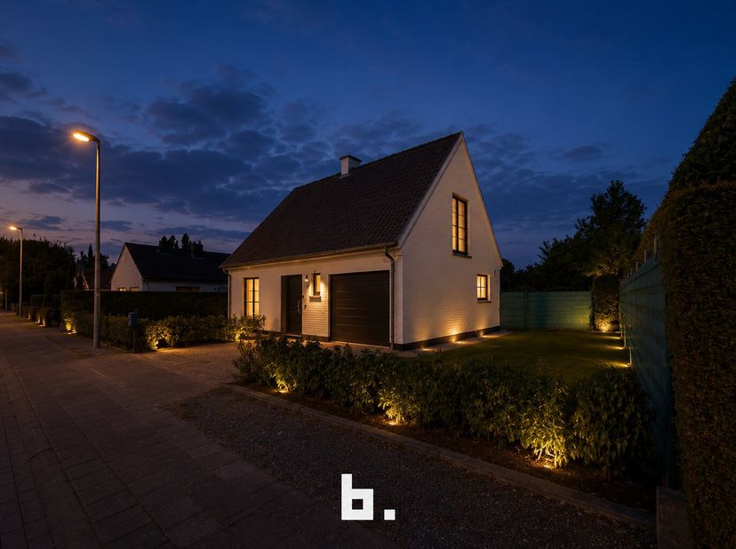 In een rustige en residentiële buurt van Oostkamp bevindt zich deze verzorgde en instapklare vrijstaande woning op een mooi perceel met zonnige tuin.