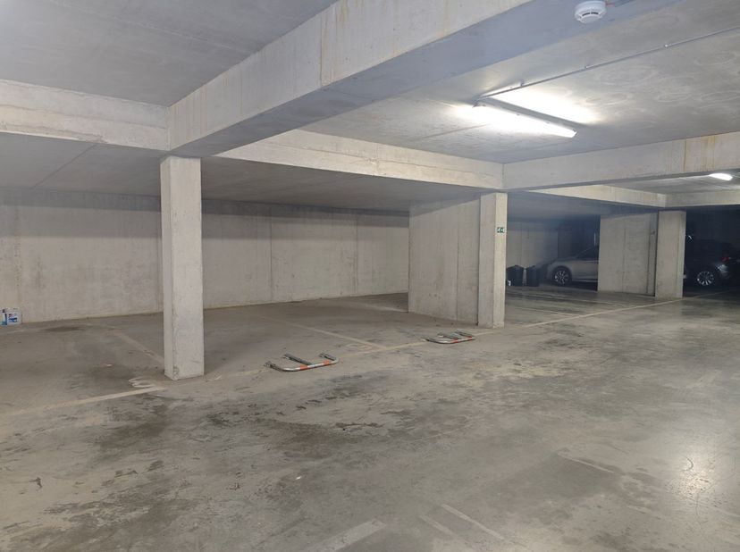 Verschillende nieuwbouw parkeerplaatsen te koop nabij de Spuikom van Bredene in de nieuwe site "De Blauwe Parel". De ondergrondse staanplaatsen zijn t