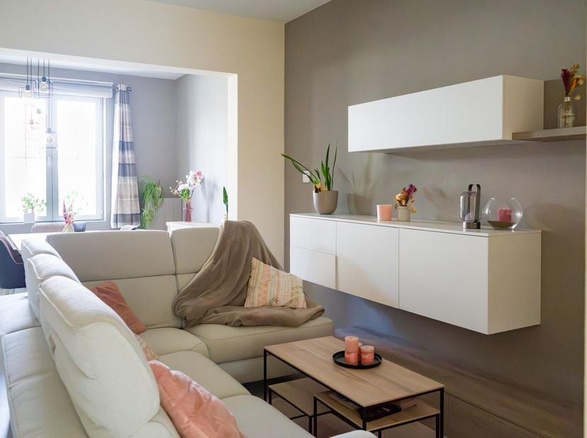 Deze charmante rijwoning in de Molenstraat werd met zorg vernieuwd en afgewerkt in een frisse, moderne stijl. Dankzij de lichtrijke ruimtes en praktis