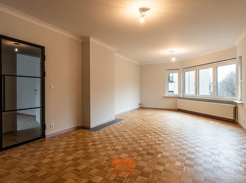 Binnen een kleinschalige residentie bevindt zich dit ruime en volledig vernieuwde appartement. Het gebouw telt slechts vier woonentiteiten, wat zorgt