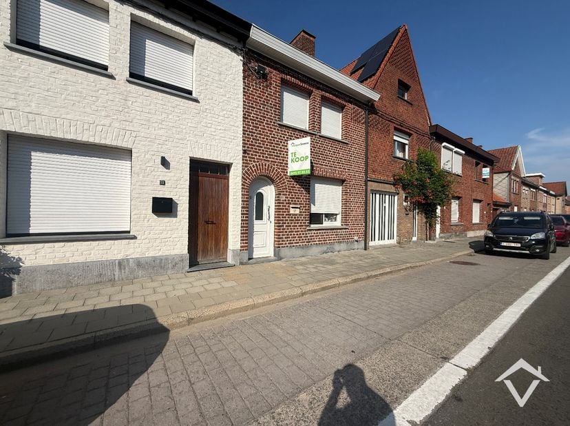 Deze woning is gelegen op een zeer centrale ligging, dit vlakbij het centrum van Roeselare. Vlotte verbinding naar de belangrijkste invalswegen en win