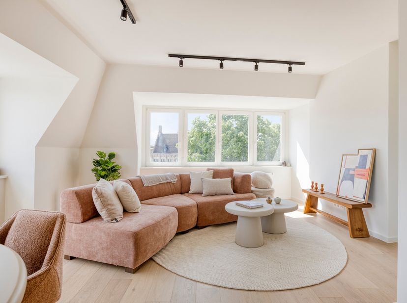 Dit HIGH-END GERENOVEERD hoekappartement met uniek zicht op de Augustijnenrei &amp;amp; 3 SLAAPKAMERS bevindt zich in hartje Brugge. Deze parel (4°V) werd