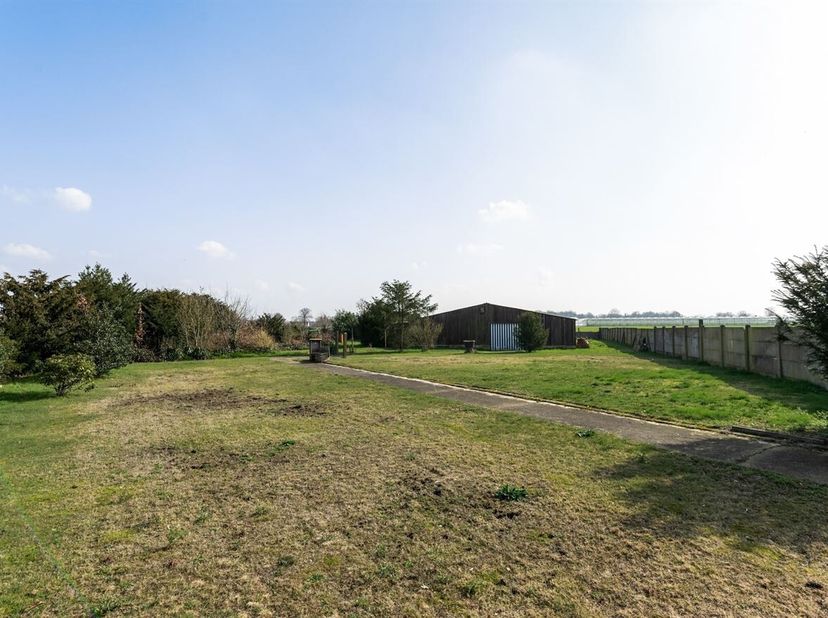 Openhuizendag op zaterdag 13 juni van 14u00 - 15u00.<br />
Te renoveren woning met een bijgebouw/opslagruimte van ca 290 m² op 3.324 m² grond. Ideaal