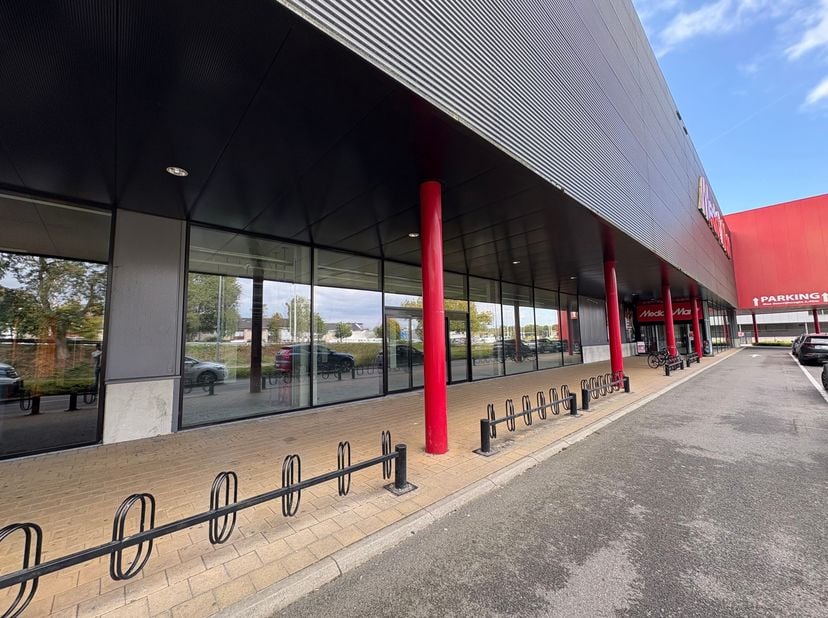 Baanwinkel met een oppervlakte van +/- 1198 m2 gelegen tussen Media Markt en Wooncentrum De Kraker. <br />
Onder het gebouw is een ruime ondergrondse