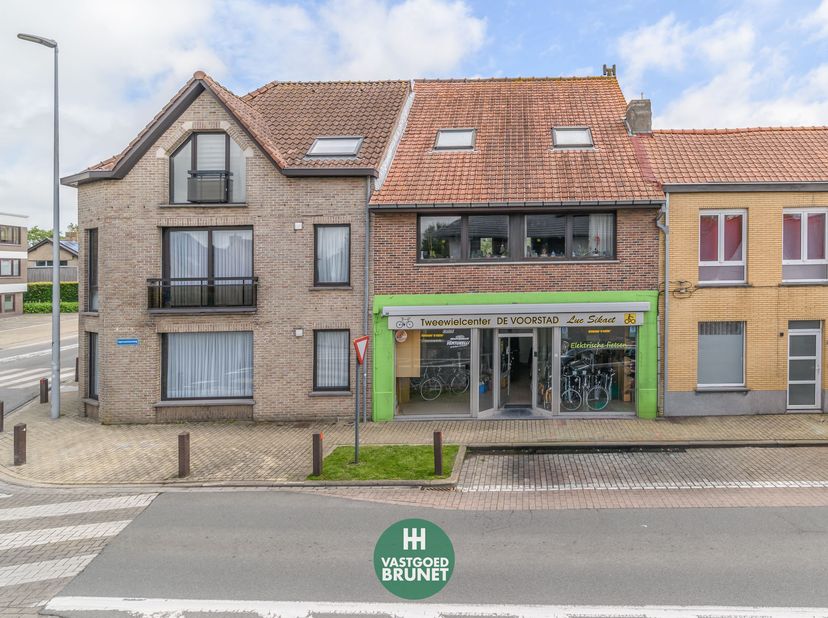 In het hart van Veurne bieden wij u deze veelzijdige woning aan, met op het gelijkvloers een volwaardige handelsruimte en op de verdieping een ruime g