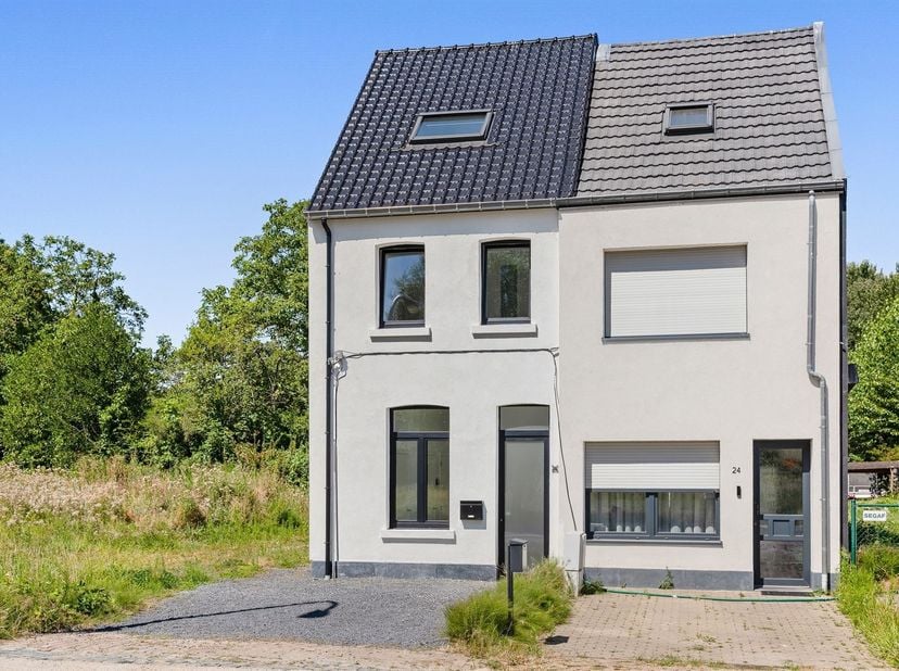 Deze ruime (ca 120m² cfr EPC) halfopen bebouwing is gelegen op een rustige landelijke locatie, op een boogscheut van het centrum van Duffel. <br />
<