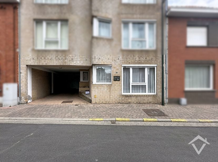 Bent u op zoek naar comfortabel gelijkvloers wonen op een toplocatie? Dan is dit ruime appartement in de Langepijpestraat te Torhout zeker een bezoek