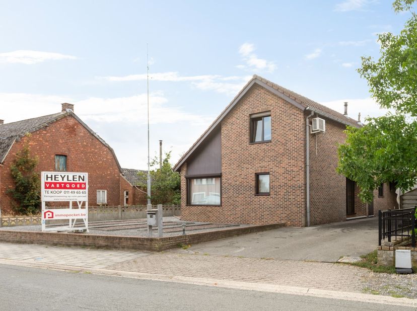 We betreden de woning via de inkomhal, die toegang biedt tot de verschillende leefruimtes. Op het gelijkvloers bevinden zich de leef- en eetruimte met