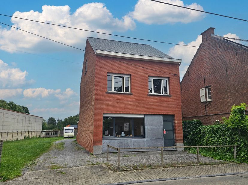 Vrijstaande woning in een traditionele bouwstijl, opgetrokken op een ruim en breed perceel grond van ± 8a 82ca. De woning beschikt o.a. over 4 slaapka