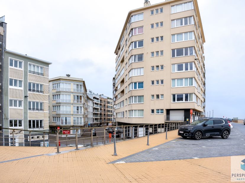 Goed gelegen ruim 2 slaapkamer appartement op de 2de verdieping met zijdelings zeezicht, Op enkele meters van het strand!<br />
Indeling: inkomhal met