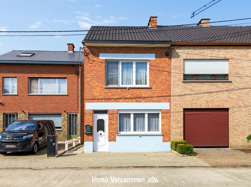 Deze halfopen bebouwing is gelegen op een bijzonder mooie en rustige locatie in Bonheiden, in een doodlopende straat en omgeven door een landelijke om