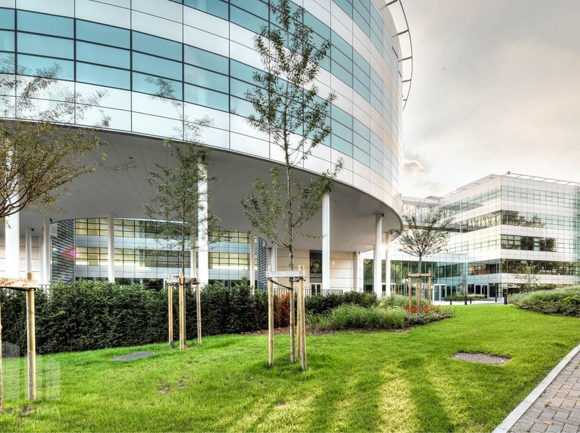 Ontdek hoogwaardige kantoorruimte&amp;nbsp;met een totale oppervlakte&amp;nbsp;van 301&amp;nbsp;m².&amp;nbsp;Het gebouw geniet van een uitstekende bereikbaarheid, vla