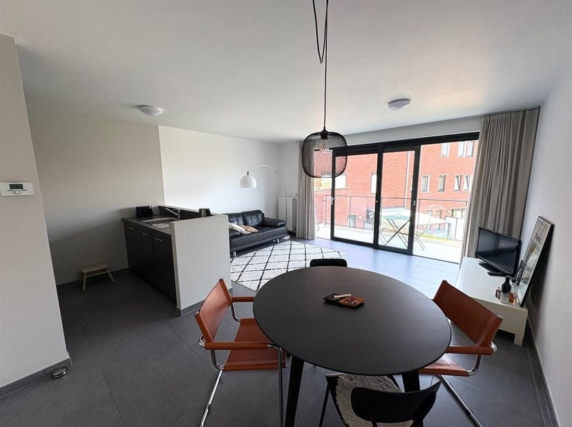 1-slaapkamer appartement op eerste verdieping <br />
Ligging: <br />
Het appartement is gelegen op de Bredabaan, op wandelafstand van verschillende fa
