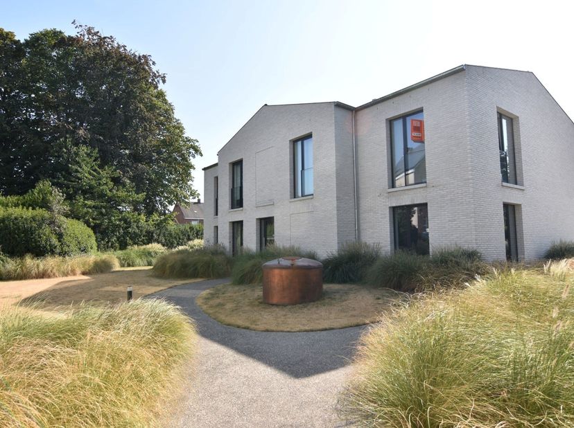 Dit moderne 2-slpk appartement bevindt zich in een kleine residentie dat deel uitmaakt van Woonsite De Brouwery, gelegen langs de Rumbeeksesteenweg (t