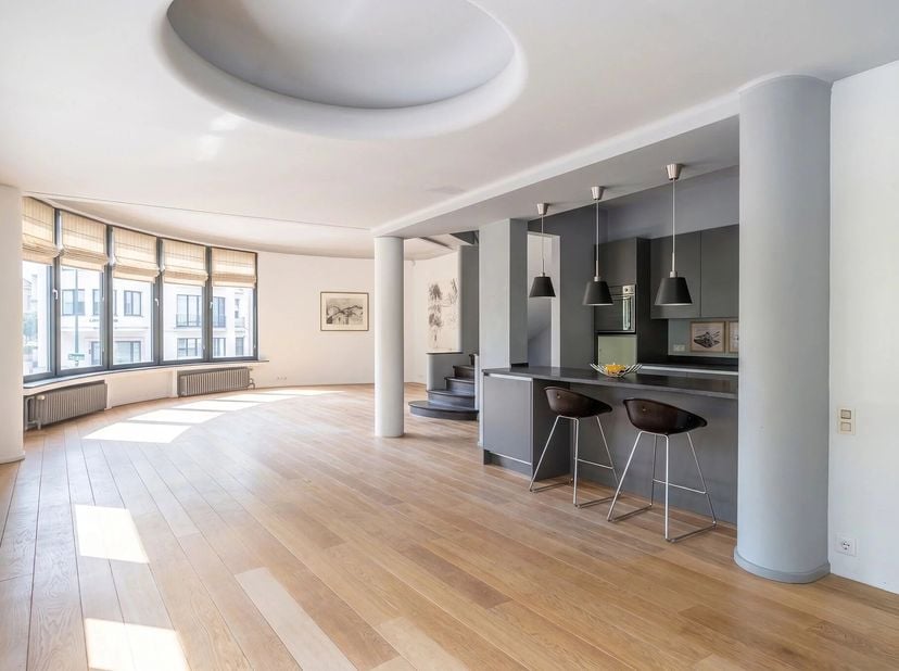 Victoire Junot presenteert u, in de buurt van het Montgomery-plein, in een groen en gewild residentieel gebied, dit uitzonderlijke Art Deco-stijl huis