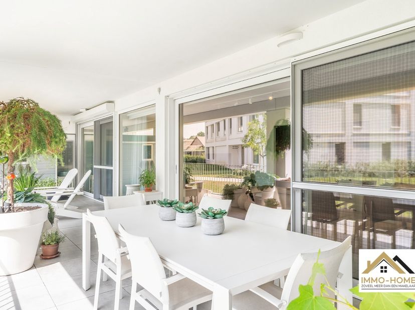 Dit prachtige appartement is gelegen op de gelijkvloerse verdieping van een modern complex, waar door gebruik van hedendaagse technieken een heel comf
