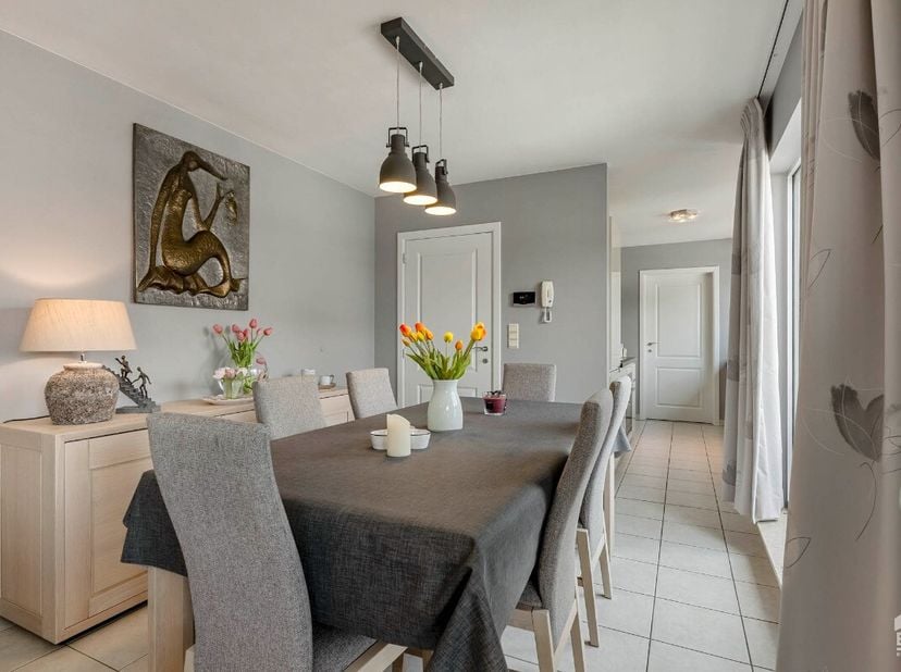 Zeer mooi duplex appartement met 2 slaapkamers in Sint-Lambrechts-Herk. Voor meer informatie ga naar https://www.era.be/nl/te-koop/hasselt/appartement