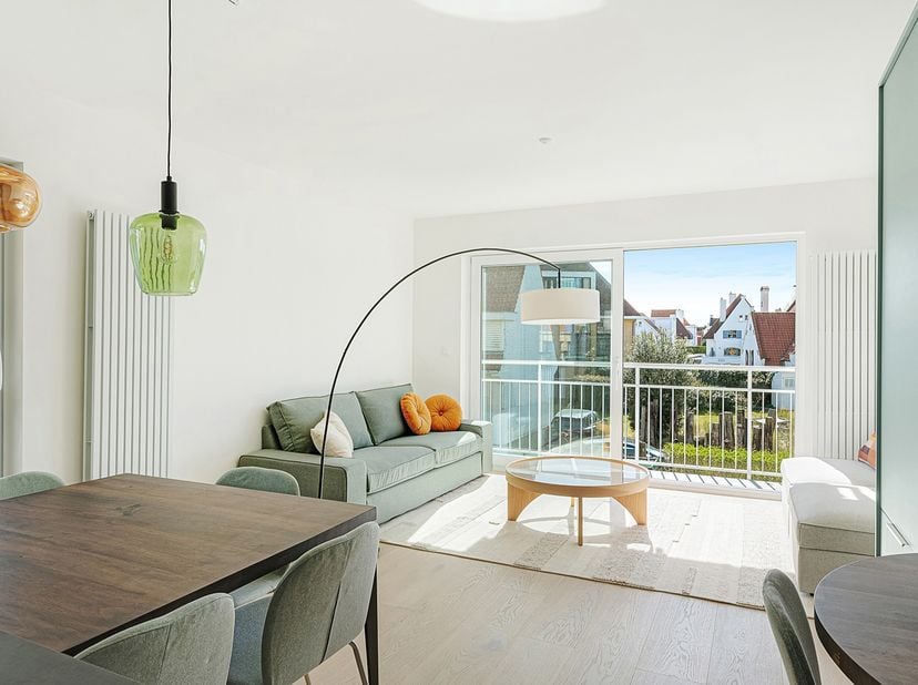 Appartement entièrement rénové (2 chambres) avec vue dégagée sur la verdure, idéalement situé à proximité de la plage de Duinbergen.<br />
Composition