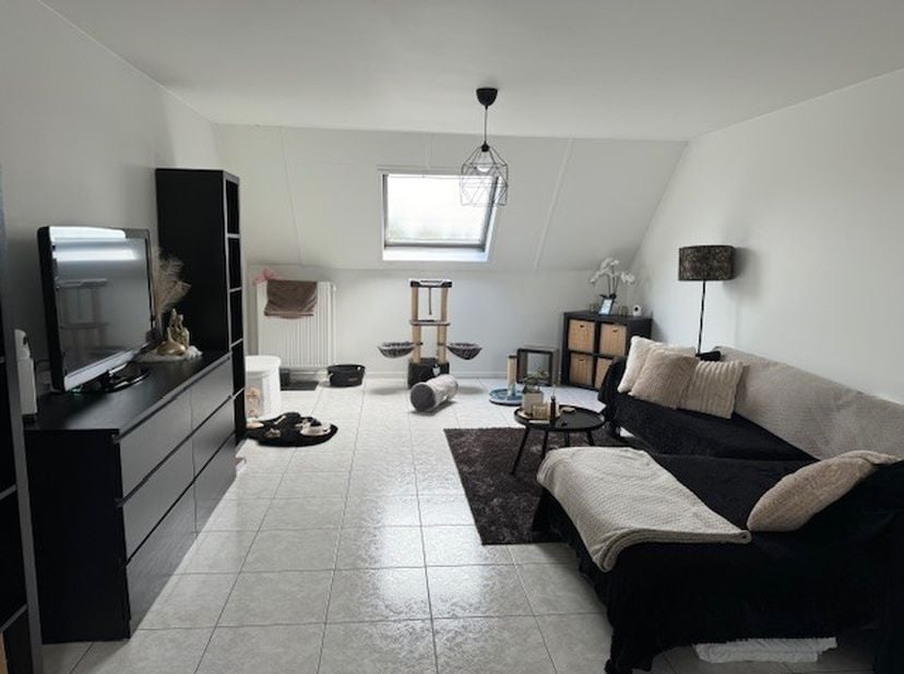 Ben jij op zoek naar een knus appartement? Dan is dit praktisch appartement op de 3de verdieping (geen lift) precies wat je zoekt!<br />
Je komt binne