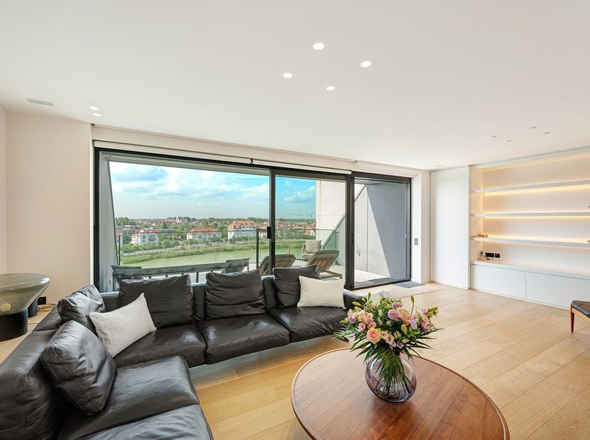 Appartement exceptionnel situé dans la résidence et l’hôtel renommés « La Réserve – La Rive », bénéficiant d’une vue frontale sur le Zegemeer. Ce bien