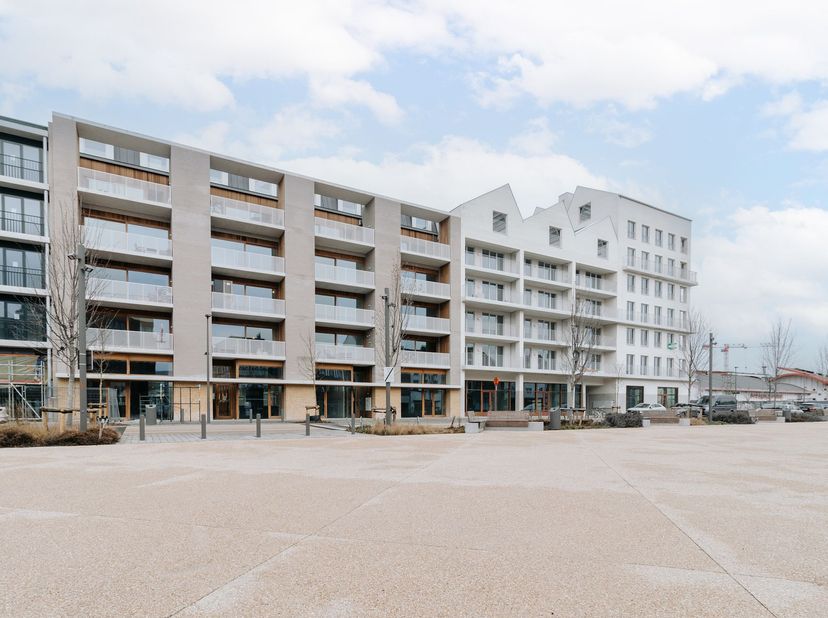 Prachtig nieuwbouwappartement met twee slaapkamers, gelegen in een nieuwe, bruisende én groene buurt. Het appartement bevindt zich op de tweede verdie