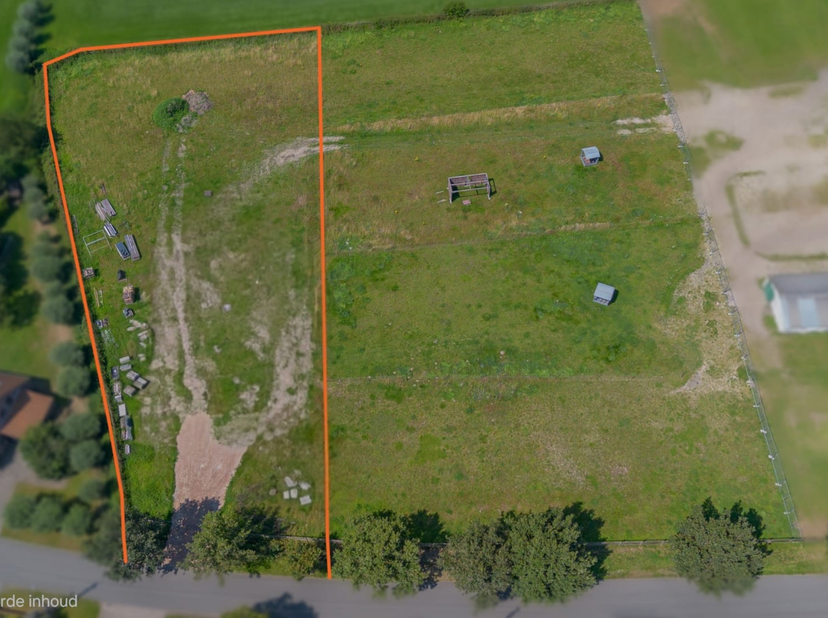 MALDEGEM - Droomt u van een woning midden in het groen? Dan is dit perceel van 1.388m² bouwgrond perfect voor u! Gelegen in een prachtige, landelijke