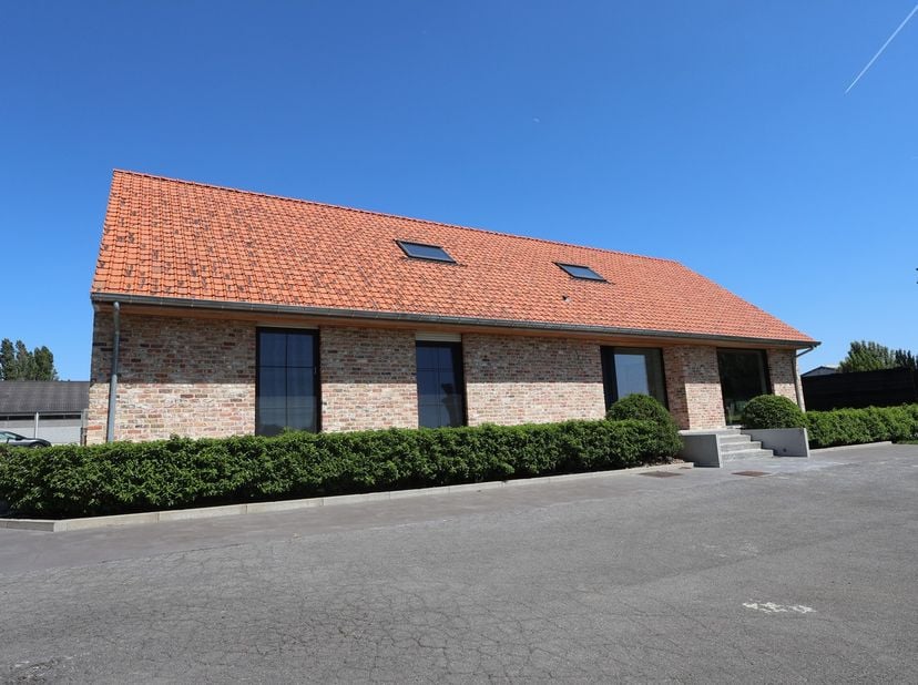 Gelegen in de landelijke Predikboomstraat te Houthulst bieden wij deze uitzonderlijke nieuwbouwvilla te huur aan. De woning werd in 2023 gebouwd en vo