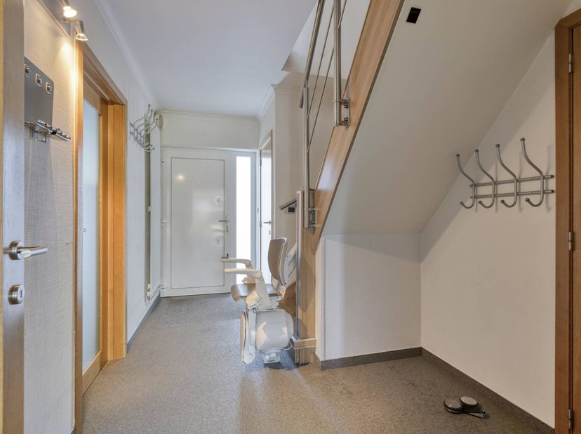 De woning beschikt over een ruime bewoonbare oppervlakte van 210 m². Ideaal voor gezinnen die op zoek zijn naar de nodige ruimte. De vijf slaapkamers