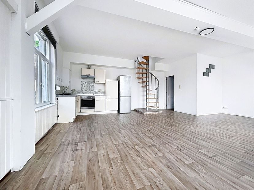 Habitation en bon état d'entretien.<br />
Dès l'entrée, vous découvrirez un spacieux et lumineux séjour ouvert sur une cuisine semi-équipée, formant u