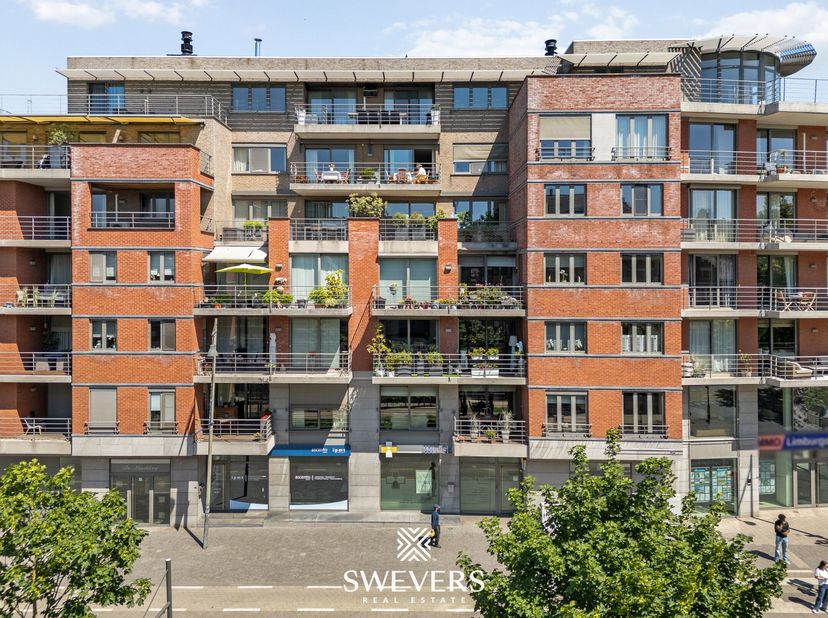 Voor meer info en fotos, surf naar www.swevers.be  Op een toplocatie aan de Thonissenlaan 114 in Hasselt bevindt zich deze ruime kantoorruimte van ca.