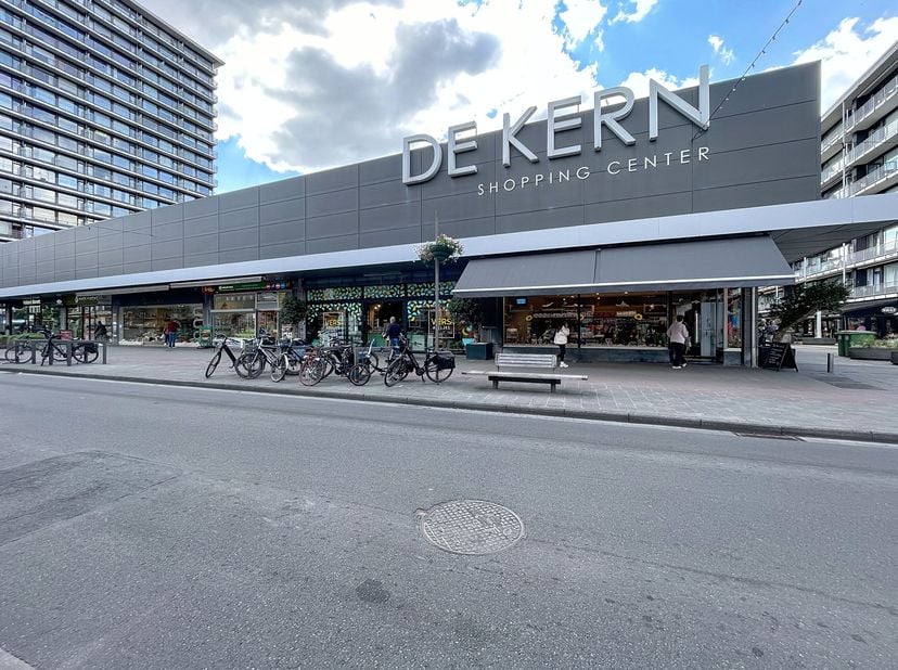 Dit handelspand in shoppingcenter 'De Kern' in Wilrijk wordt te koop aangeboden.<br />
Het pand heeft een open winkelruimte met een berging. <br />
Li