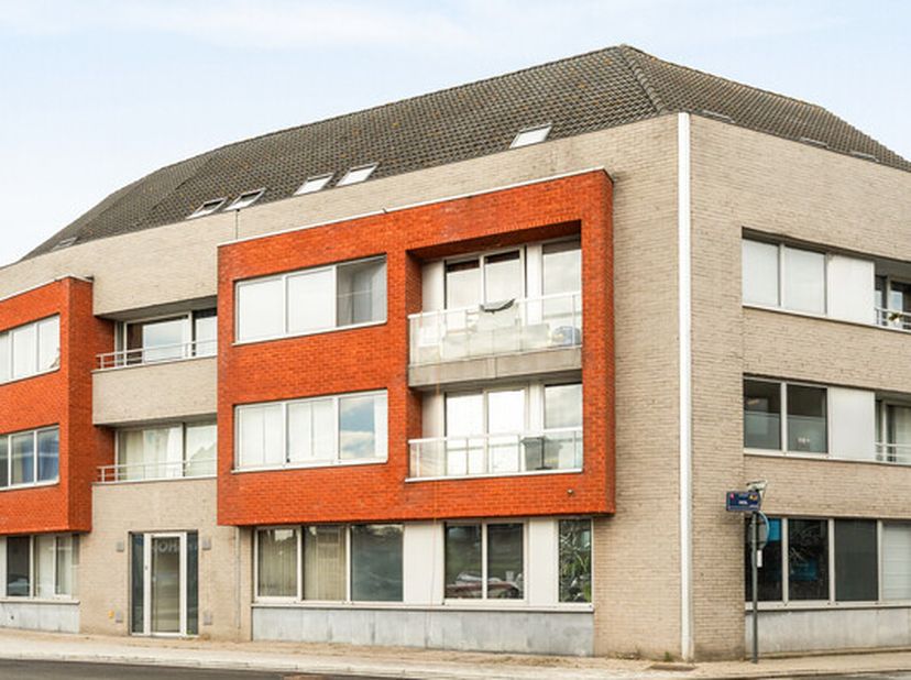 Te koop: verzorgd dakappartement met groot terras in het centrum van Waregem, op wandelafstand van winkels en nabij openbaar vervoer. Dit appartement,