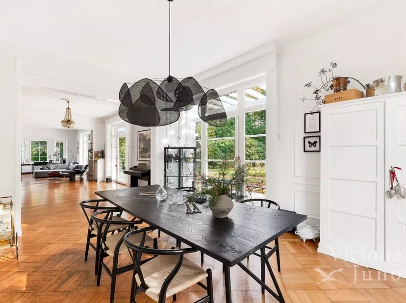 Victoire-Junot heeft het genoegen u deze elegante te renoveren villa aan te bieden, ideaal gelegen in het hart van de prestigieuze wijk Prins van Oran