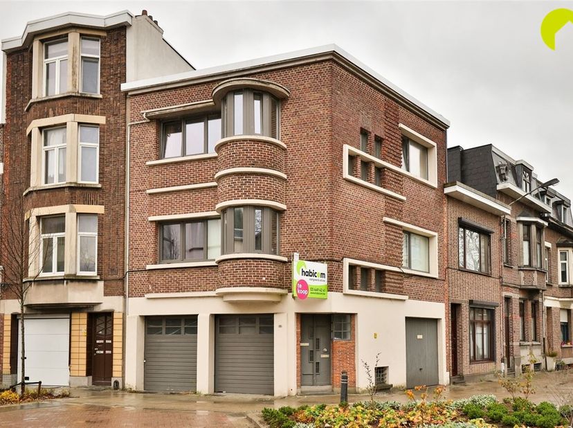 Dans une rue calme et centrale de Mortsel se trouve ce petit immeuble de rendement avec deux appartements et trois garages intérieurs.<br />
L'immeubl