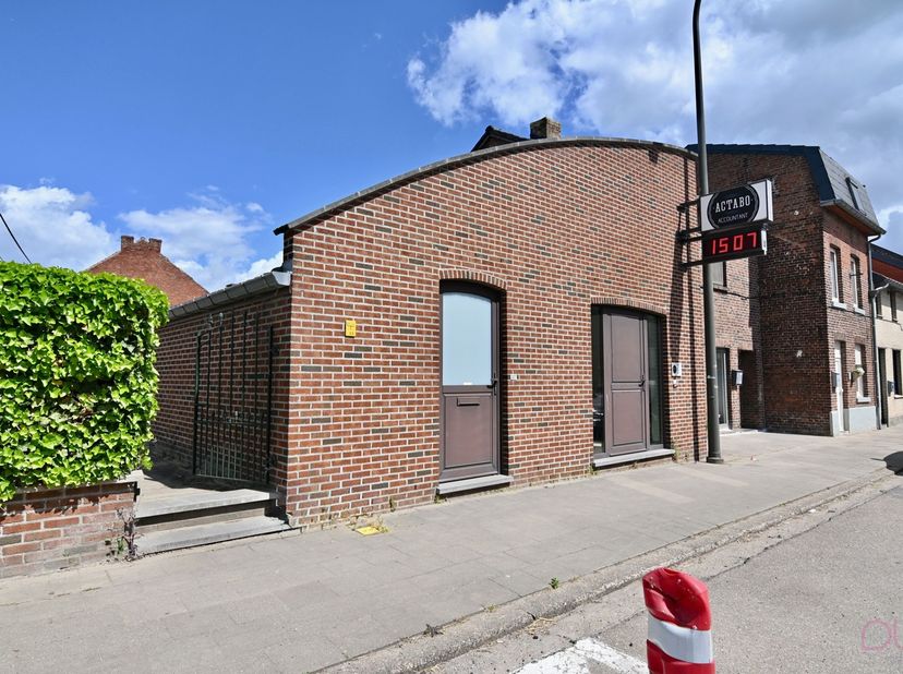 Deze gelijkvloerse woning is gelegen op 2a70ca en bevindt zich aan de stadsrand te Tongeren op wandelafstand van alle voorzieningen zoals winkels, sch